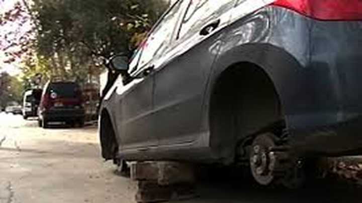 Vecinos de zona norte de la Capital denunciaron el robo de ruedas de varios autos