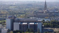 El conflicto entre el Principado y la UTE encargada de hacer la ampliación del Hospital de Cabueñes se reactiva con el inicio (mañana) del juicio