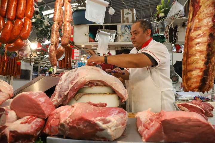 Por gusano barrenador, se reduce 40% el abasto de reses y sube 18.4% el costo de la carne