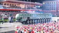 Corea del Norte exhibe un nuevo y poderoso misil junto a dirigentes de Rusia y China