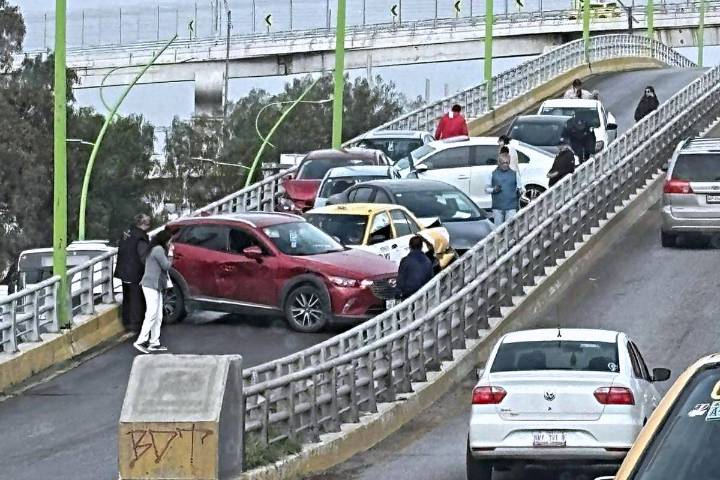 Carambola en distribuidor vial de Pachuca: varios vehículos involucrados