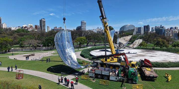 Por agua y por tierra: la Floralis Genérica recuperó su primer pétalo y avanza en su restauración