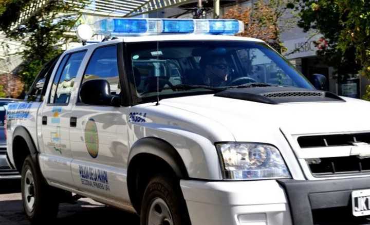 Evadió un control, embistió a dos policías y escapó