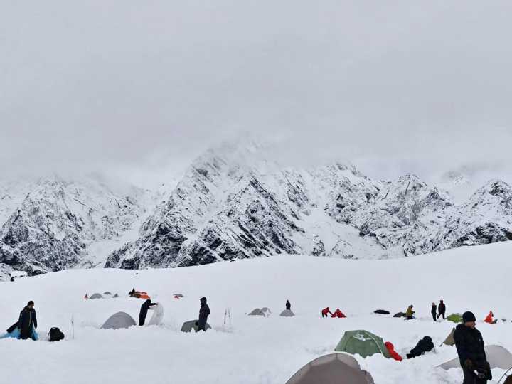 Hundreds of Everest hikers reach safety after snowstorm in Tibetan valley