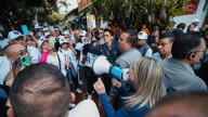 "Militares y policías, no obedezcan a Petro": Vicky Dávila, con megáfono en mano, hizo este llamado desde Sabaneta