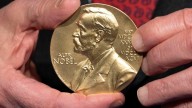 El Nobel de Medicina 2025 premia a los tres científicos que descubrieron los "guardianes del sistema inmunitario"