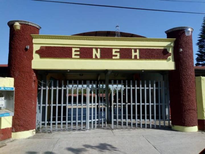 La Escuela Normal Sierra Hidalguense invita a los vecinos de Tianguistengo a acudir a cargar sus celulares