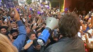 Javier Milei arribó a Tucumán en medio de marchas a favor y en contra