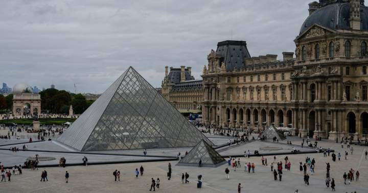 Thieves steal ‘priceless’ jewels from Louvre and escape on motorbikes