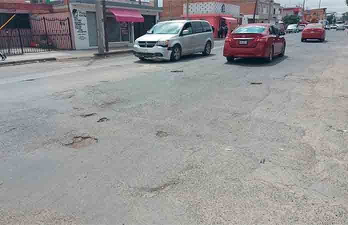 Vecinos tapan baches en Industrial Aviación