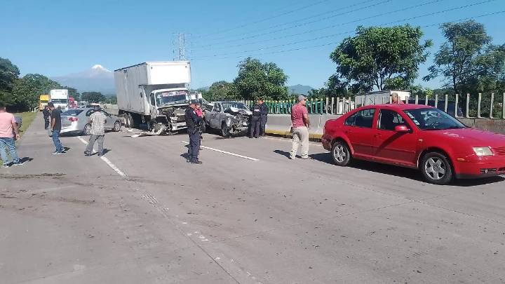 Carambola en la autopista Orizaba-Córdoba; tramo cerrado a Veracruz
