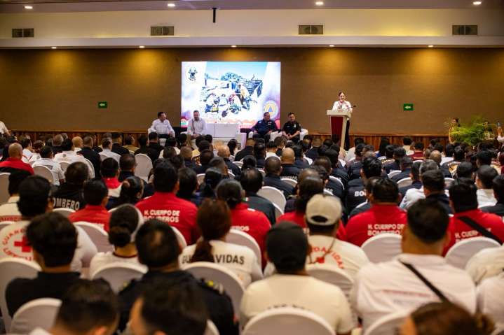 Inaugura Estefanía Mercado Congreso Nacional de Bomberos en Playa del Carmen