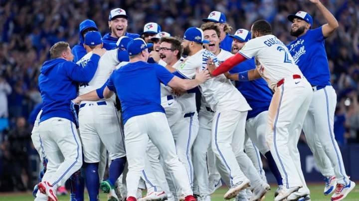 George Springer’s epic home run helps send the Toronto Blue Jays to the World Series with ALCS Game 7 win over Seattle