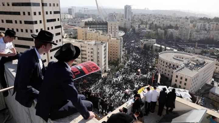 Cientos de miles de ultraortodoxos se manifiestan en Jerusalén contra el alistamiento militar: “Defendemos a Israel estudiando la Torá”