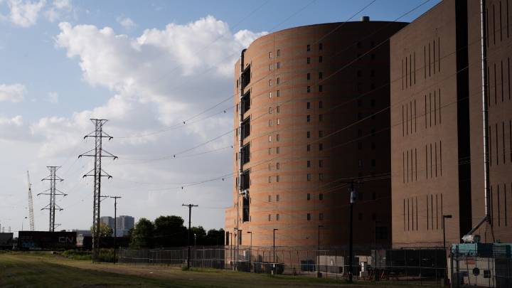 Dallas County Sheriff’s Office issues arrest warrants for employee following assault on inmate
