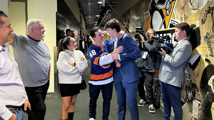 Schaefer makes family, friends ‘super proud’ in NHL debut with Islanders
