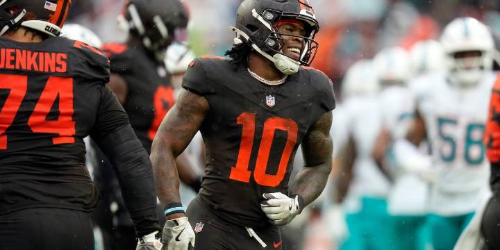 Browns blow out Dolphins 31