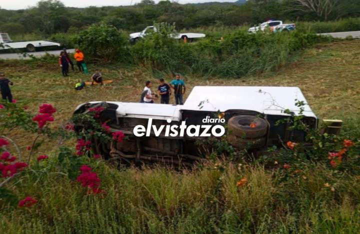 Camión proveniente de Maracay volcó en autopista de Anzoátegui dejando un lesionado leve