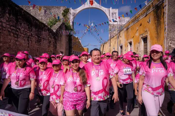 Pueblo Mágico de Izamal se pinta de rosa con la carrera para sensibilizar sobre el cáncer de mama