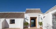 El cortijo en Carmona donde se celebra la fiesta por la boda de Cayetano Martínez de Irujo, el menú y las actuaciones