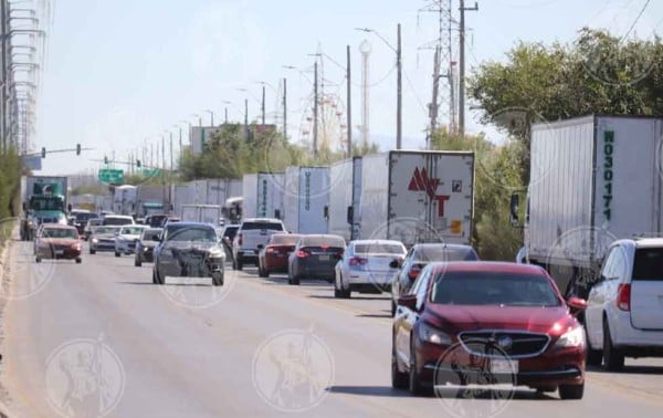 Provoca congestionamiento fila de tráileres del puente Zaragoza