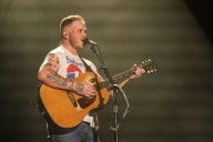Revelación de la música country compone una nueva canción donde condena las redadas de ICE
