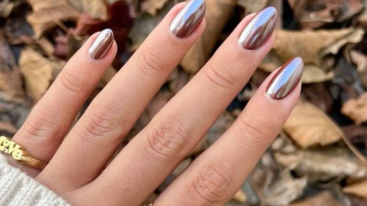 Glazed nails: ideas de uñas en tendencia con colores cálidos de otoño 2025