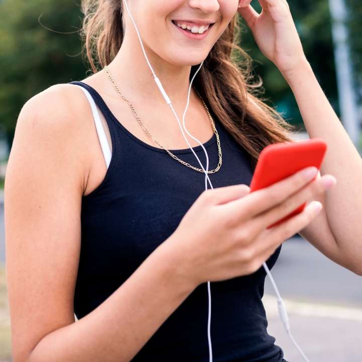 Wired Headphones Trend 2025: Apple’s $17 Earpods Are Making a Comeback