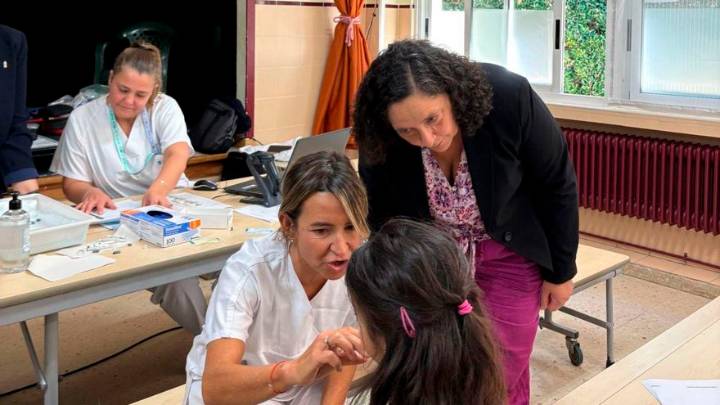 La vacuna de la gripe llega al cole en A Coruña: «Prefiero esto a un pinchazo»