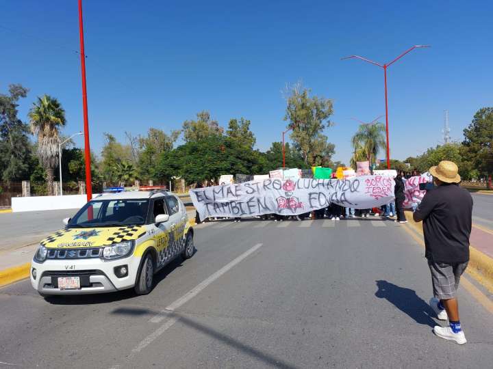 No cesa conflicto en el IESEN; alumnos marchan para pedir destitución de directora