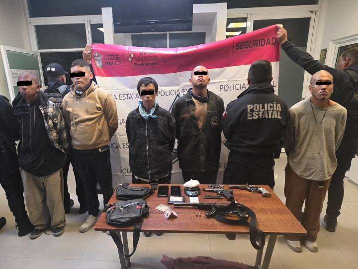 Grupo armado es sorprendido en vehículo con metanfetamina; hay cinco detenidos