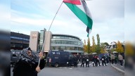 Manifestantes pro-Palestina protestan afuera del estadio previo al Noruega vs Israel