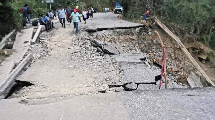 Lluvias en Hidalgo: Xochiatipan lleva 11 días sin energía eléctrica por desbordamiento del río Garcés