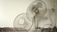 Utiliza un ventilador viejo y roto para crear este organizador de frutas y verduras