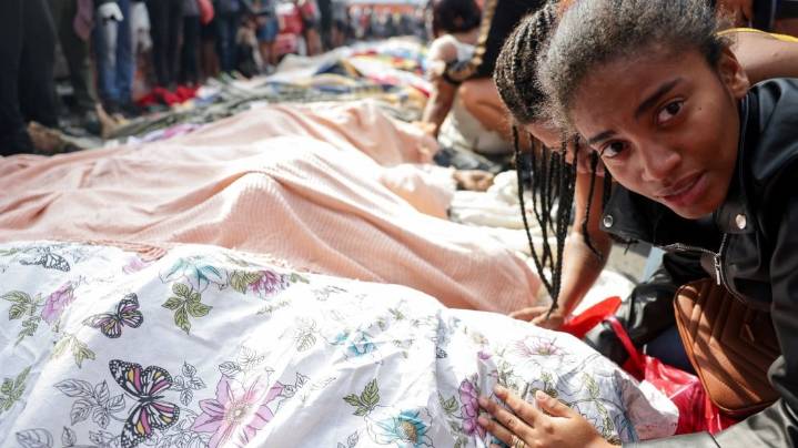 Vecinos del complejo Penha de Río de Janeiro hallaron más de 50 cadáveres