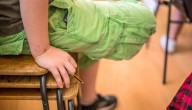 Gritos, empujones y zamarreos: Apoderados denuncian maltratos hacia niños de prekinder en colegio de Coronel