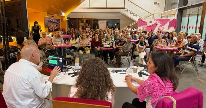 Esperanza y apoyo, las claves del coloquio sobre el cáncer de mama en Vícar
