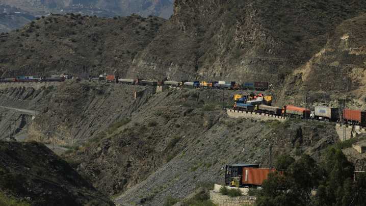 Pakistán y Afganistán acuerdan un alto el fuego temporal tras días de combates y decenas de muertos