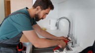 Los próximos millonarios serán plomeros y electricistas, los trabajos que la IA (todavía) no puede reemplazar