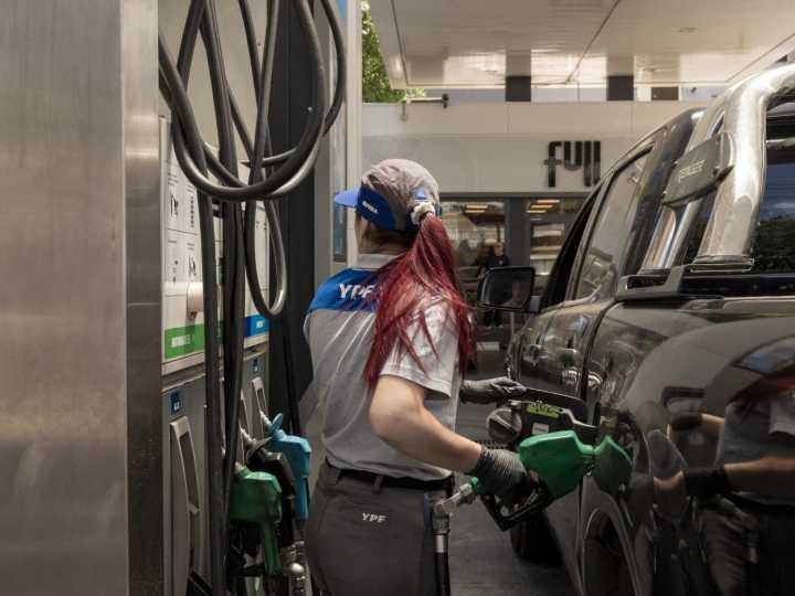 Nafta y gasoil: las rebajas de hasta 30% que dan YPF, Shell, Axion y Puma en octubre 2025