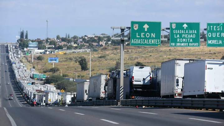 Campesinos abren momentáneamente tramos carreteros en Guanajuato; negocian precios bajo presión