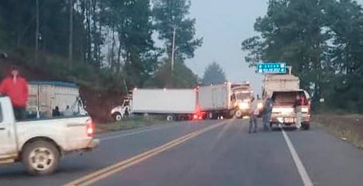 Bloquean al menos cuatro puntos carreteros en zona de Uruapan