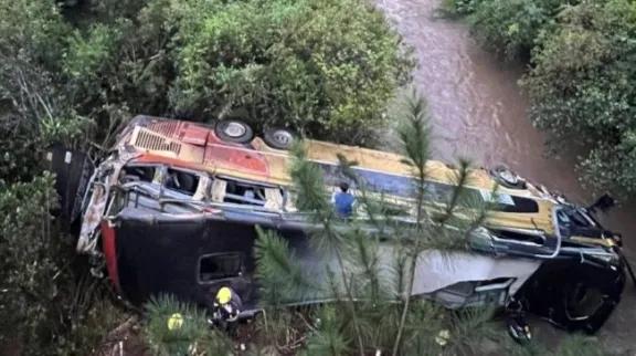 Tragedia en Misiones: un micro de larga distancia cayó a un arroyo y murieron al menos dos personas