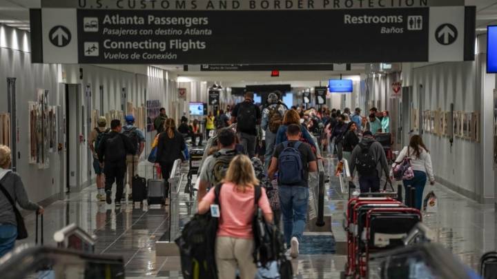 Detienen a hombre armado con un rifle en aeropuerto de EU; amenazó en redes con realizar un tiroteo