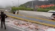 Vuelca un tracto camión de refrescos en La Pera; carga vehicular en la México