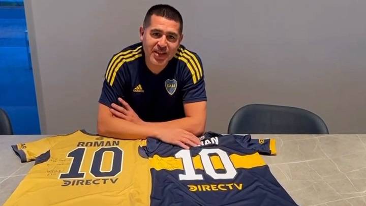 Juan Román Riquelme invitó a una actriz a ver a Boca y le mandó camisetas: cuál fue la reacción de ella