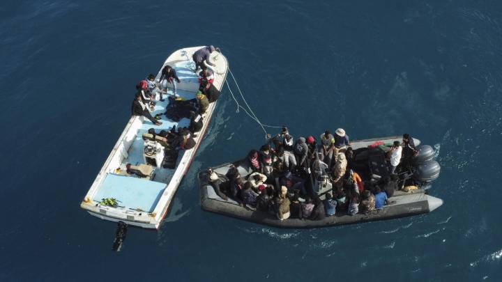 Guardacostas italianos rescatan a 93 migrantes en el Mediterráneo; dos estaban muertos