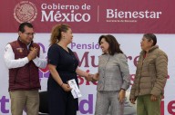 Entregan autoridades tarjetas del programa Pensión Mujeres Bienestar en Tlaxcala