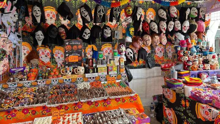 ¿Día de muertos o Halloween?, que es lo que la gente busca en la feria del alfeñique