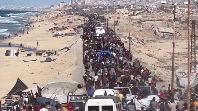 Palestinians return to ruins and US expects hostages freed on Monday as Gaza ceasefire holds